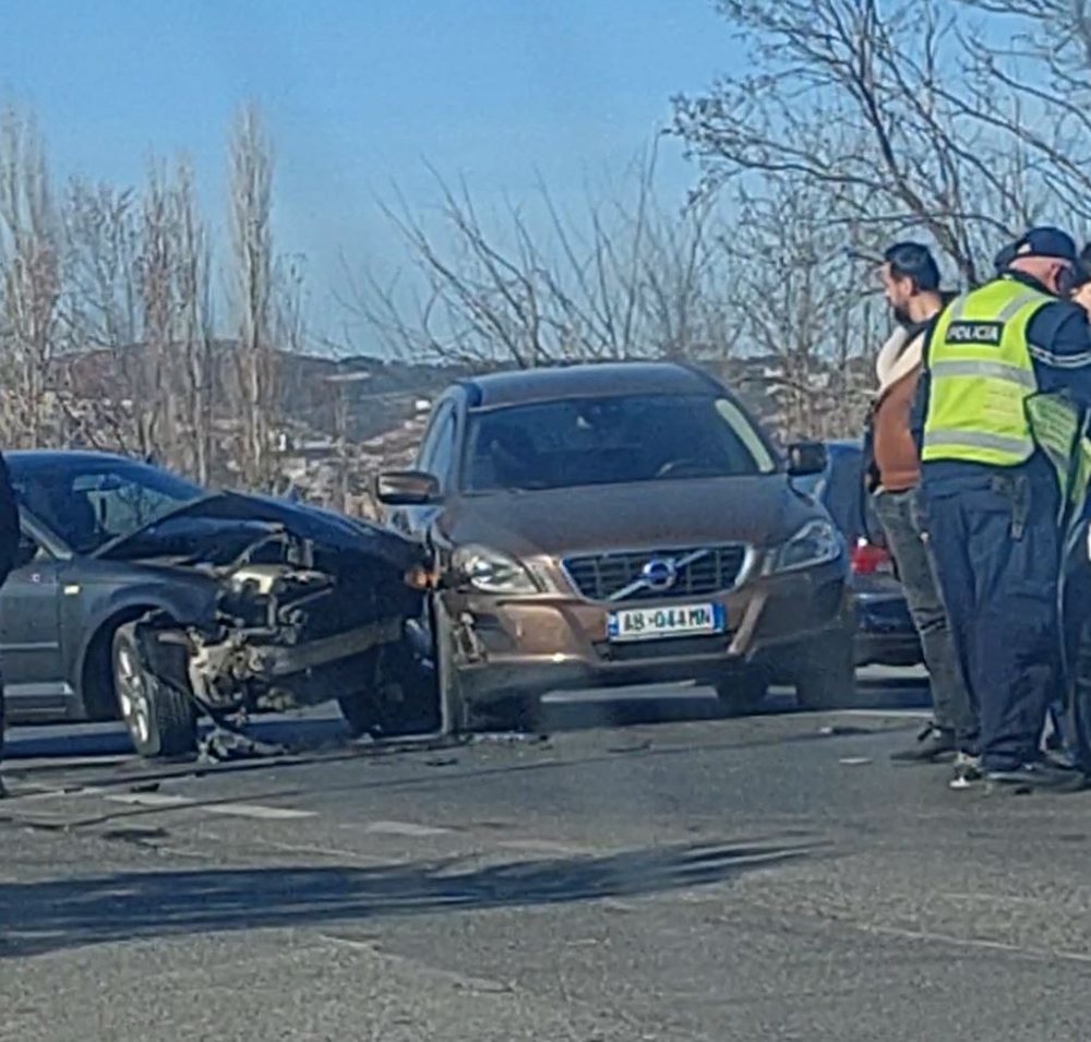 Aksident n&euml; hyrje t&euml; Lezh&euml;s, p&euml;rplasen dy makina (FOTO)