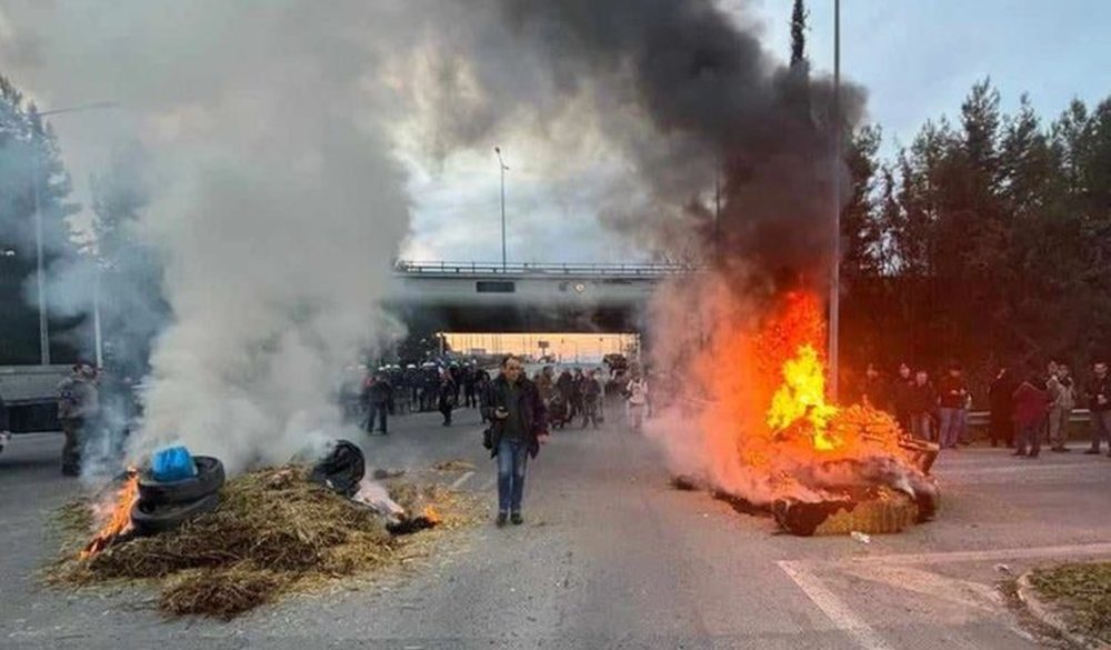 Flak&euml; dhe tym, fermer&euml;t n&euml; Greqi nuk i ndalin protestat
