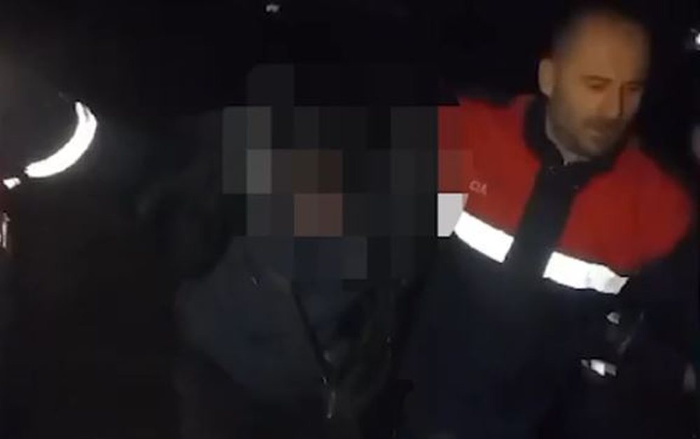 K&euml;rc&euml;noi me arm&euml; zjarri bashk&euml;shorten dhe dy vajzat,