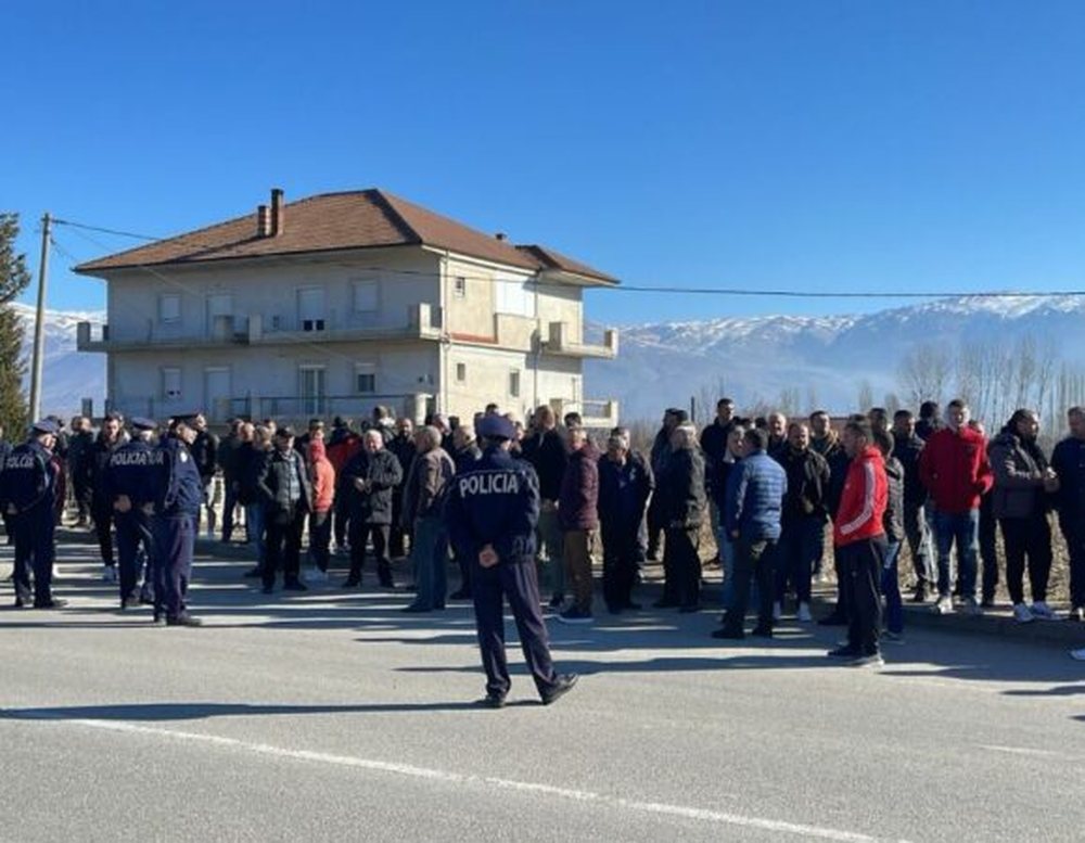 Fermer&euml;t e Kor&ccedil;&euml;s n&euml; protest&euml;: Mij&euml;ra ton