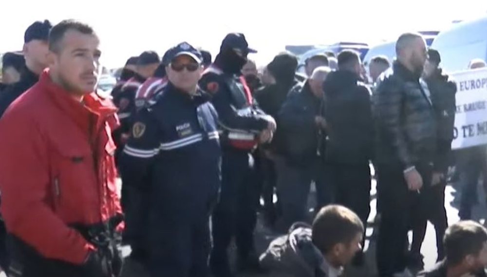 N&euml;rtimi i autostrad&euml;s Thuman&euml;-Kashar, banor&euml;t e fshatrave