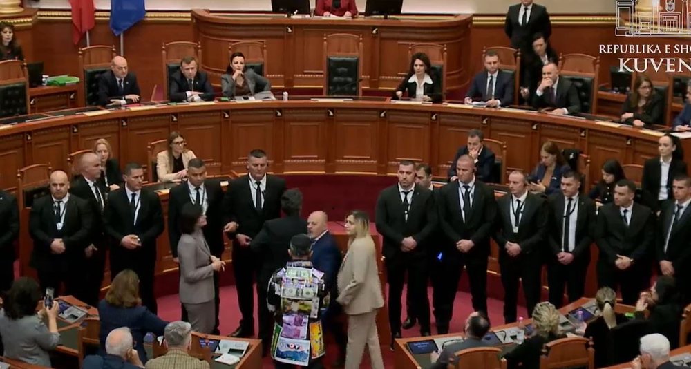 Kaos n&euml; Kuvend, garda rrethon foltoren