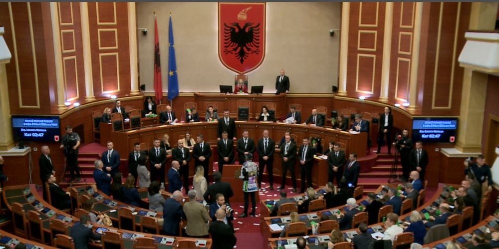 Paloka n&euml; Kuvend: Kur t&euml; vij&euml; dita, era shur*&euml; do t&euml;