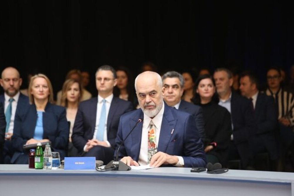 Samiti n&euml; Tiran&euml;/ Gazetari italian pyet Ram&euml;n gjat&euml; pritjes