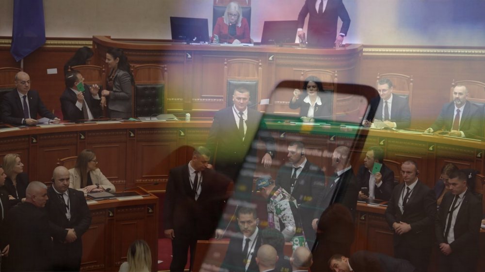 Pik&euml;pyetjet/ PS thyhet papritur nga "bastet online"