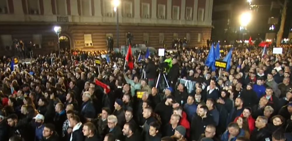 Bash&euml;s i ngelet vula n&euml; xhep, opozitar&euml;t jan&euml; n&euml; shesh