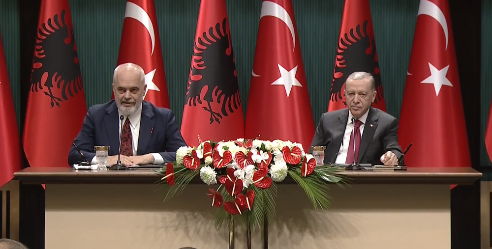 N&euml;nshkruhen marr&euml;veshjet n&euml; Ankara, Rama k&euml;rkon ndihm&euml;