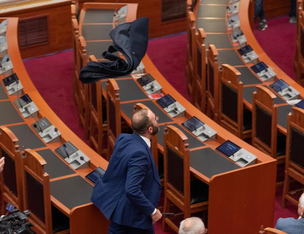 FOTO LAJM/ Kur Gaz Bardhi "fluturon" pallton mbi karriget n&euml;