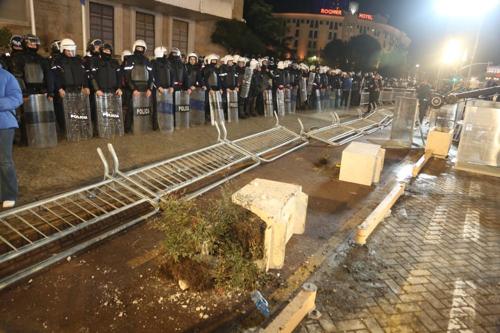 Imazhet e protest&euml;s anti-Rama/ Berisha: Me sulmoi mafia