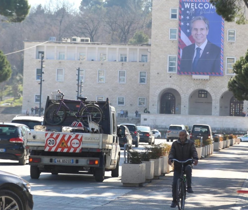 (FOTOLAJM) Rama i kujdessh&euml;m q&euml; Blinken t&euml; ndihet VIP n&euml;