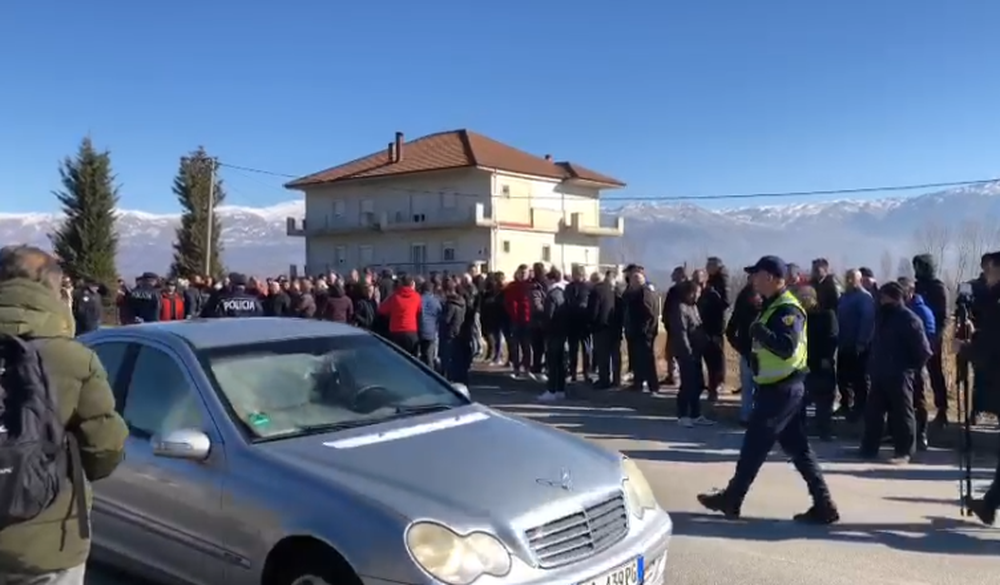 Moll&euml;t mbet&euml;n pa u shitur, protestojn&euml; fermer&euml;t n&euml;