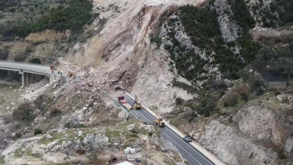 Shembet masivi shk&euml;mbor, bllokohet Rruga e Arbrit