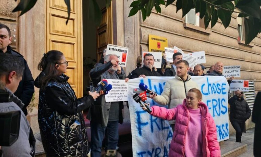 &ldquo;Himara vendosi!&rdquo;/ Qytetar&euml;t protestojn&euml; para GJK:
