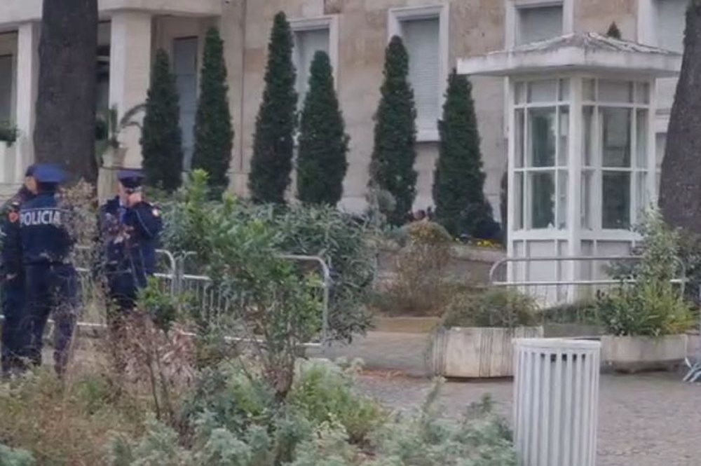 Prag proteste/ Policia nuk l&euml; shteg pa siguruar n&euml; Bulevard