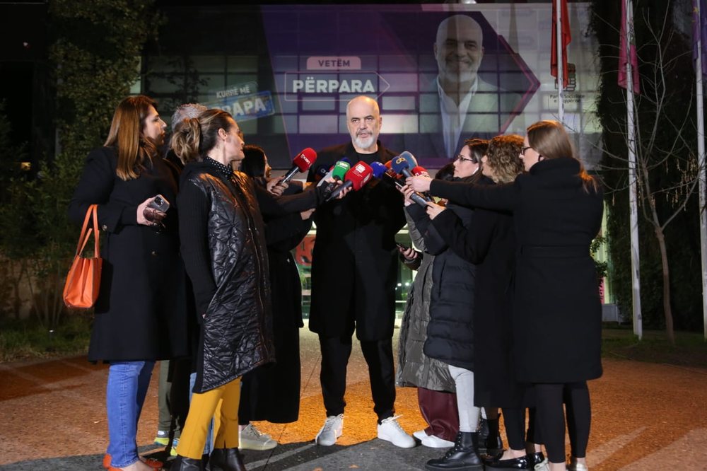 &Ccedil;far&euml; e mundon Edi Ram&euml;n, t&euml; path&euml;nat e