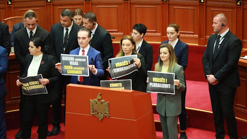 Mazhoranca p&euml;rjashton me 10 dit&euml; dy deputetet e PD-s&euml;