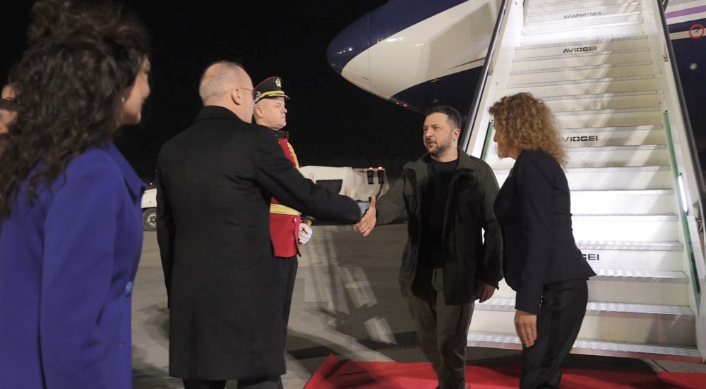 Zelensky mb&euml;rrin n&euml; Tiran&euml; n&euml;n masa t&euml; forta sigurie