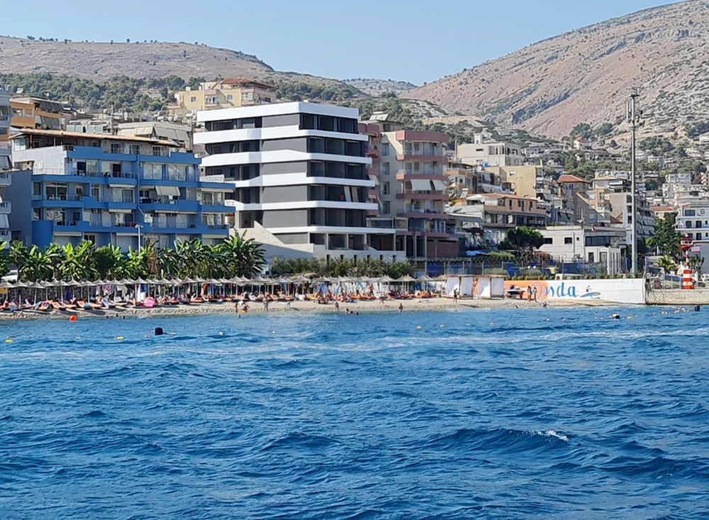 Nd&euml;rtoi pa leje dhe e legalizoi hotelin 7 kat&euml;sh n&euml; Sarand&euml;,