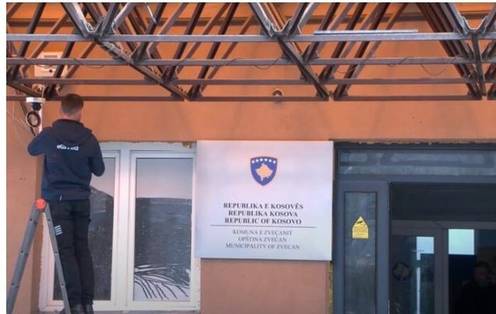 Hiqet nga Komuna e Zve&ccedil;anit mbishkrimi cirilik, vendoset Republika e
