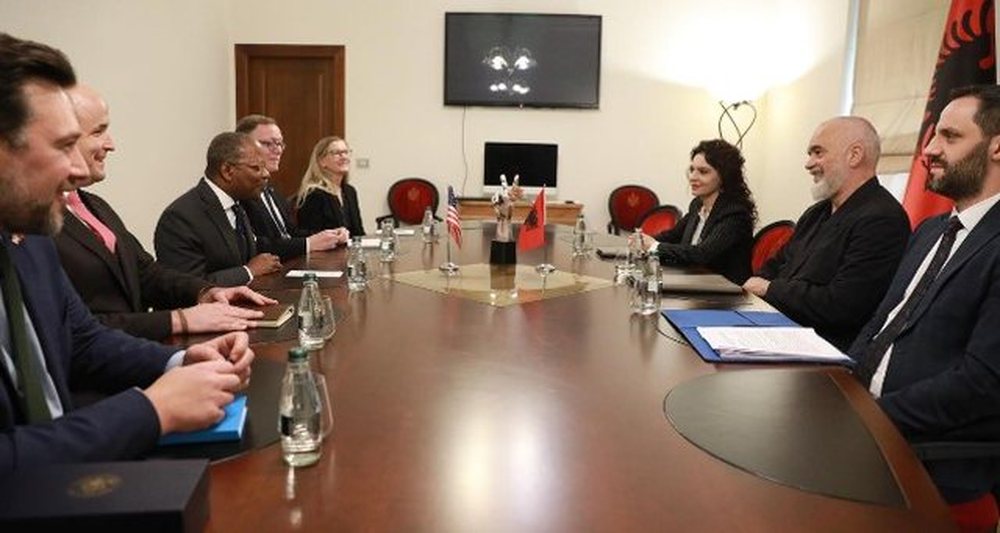 Ambasada e SHBA zbardh takimin e Ram&euml;s me zyrtarin e lart&euml; amerikan