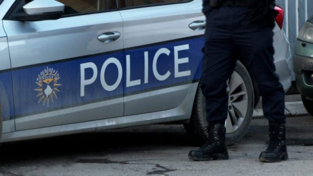T&euml; sht&euml;na m&euml; arm&euml; n&euml; Gjakov&euml;, tre t&euml; plagosur