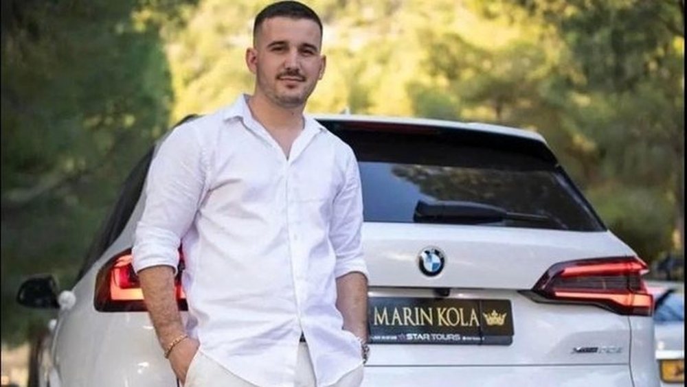 Makina u p&euml;rfshi nga flak&euml;t pasi u aksidentua, zbardhet identiteti i