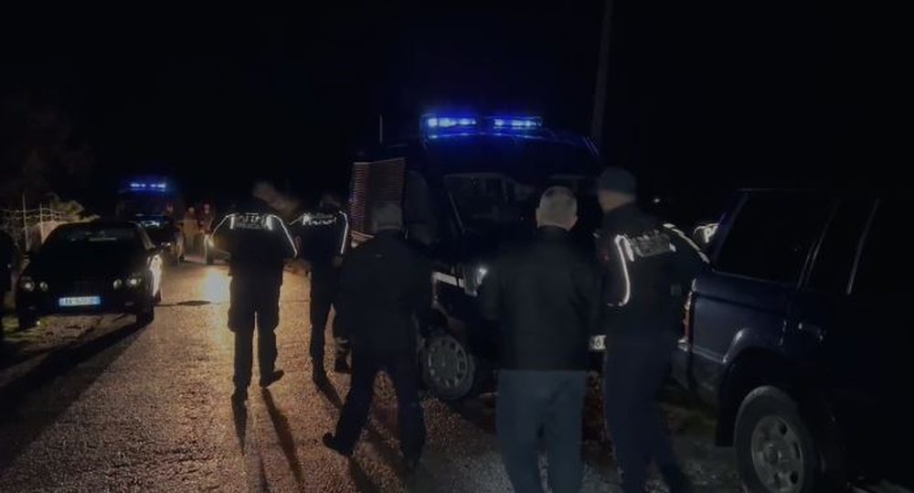 Mbi 30 plumba mbi makin&euml;n e tyre/ Si shp&euml;tuan dy t&euml; rinjt&euml;