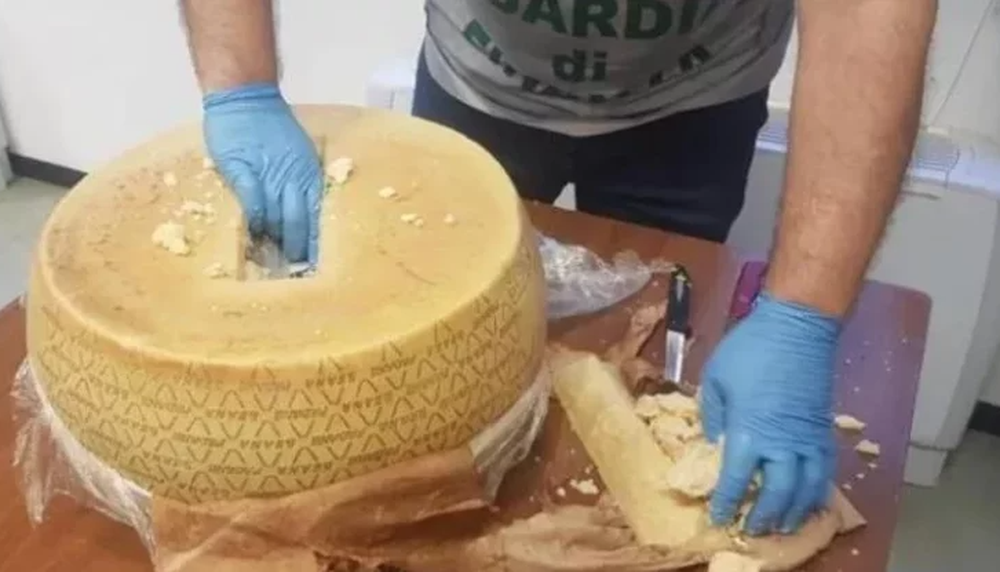 Trafikonin drog&euml; duke e fshehur brenda djathit, d&euml;nohen me burg tre
