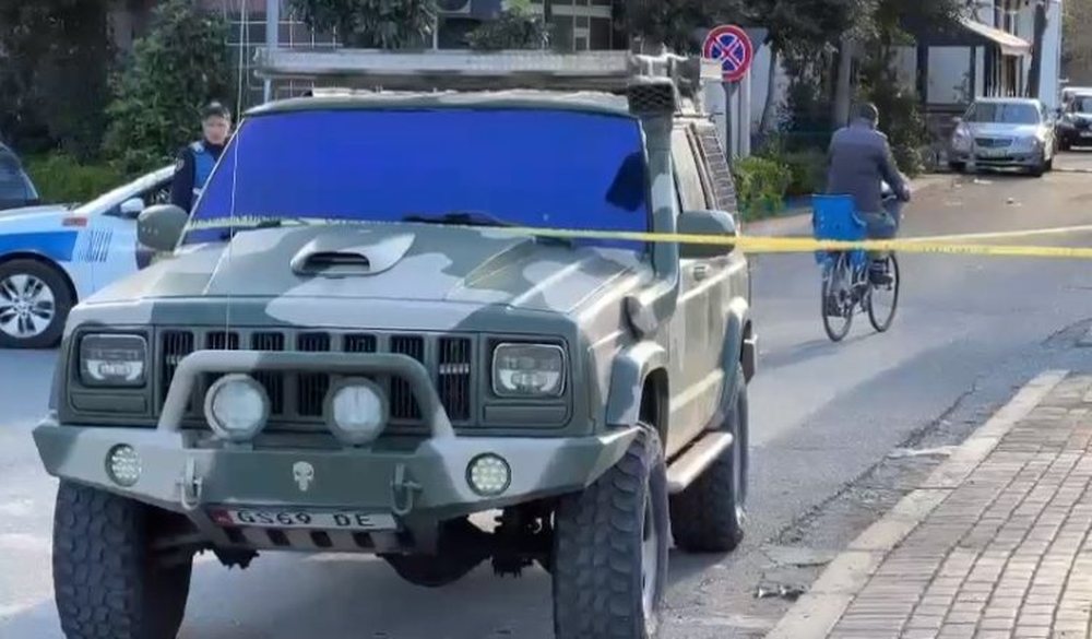 Plagosi policin n&euml; Shkod&euml;r, vet&euml;dor&euml;zohet n&euml; polici