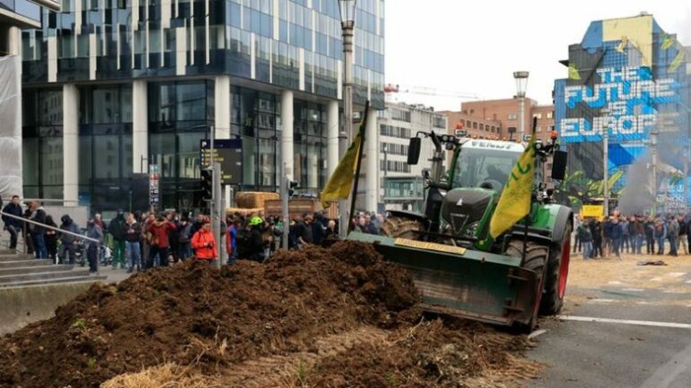 Brukseli n&euml; kaos/ Fermer&euml;t hedhin pleh organik n&euml; rrug&euml;,