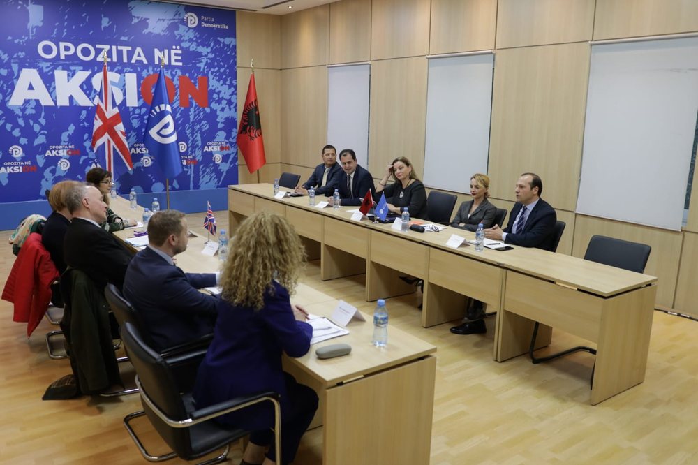 Deputet&euml;t britanik&euml; vizit&euml; n&euml; selin&euml; e PD, priten nga