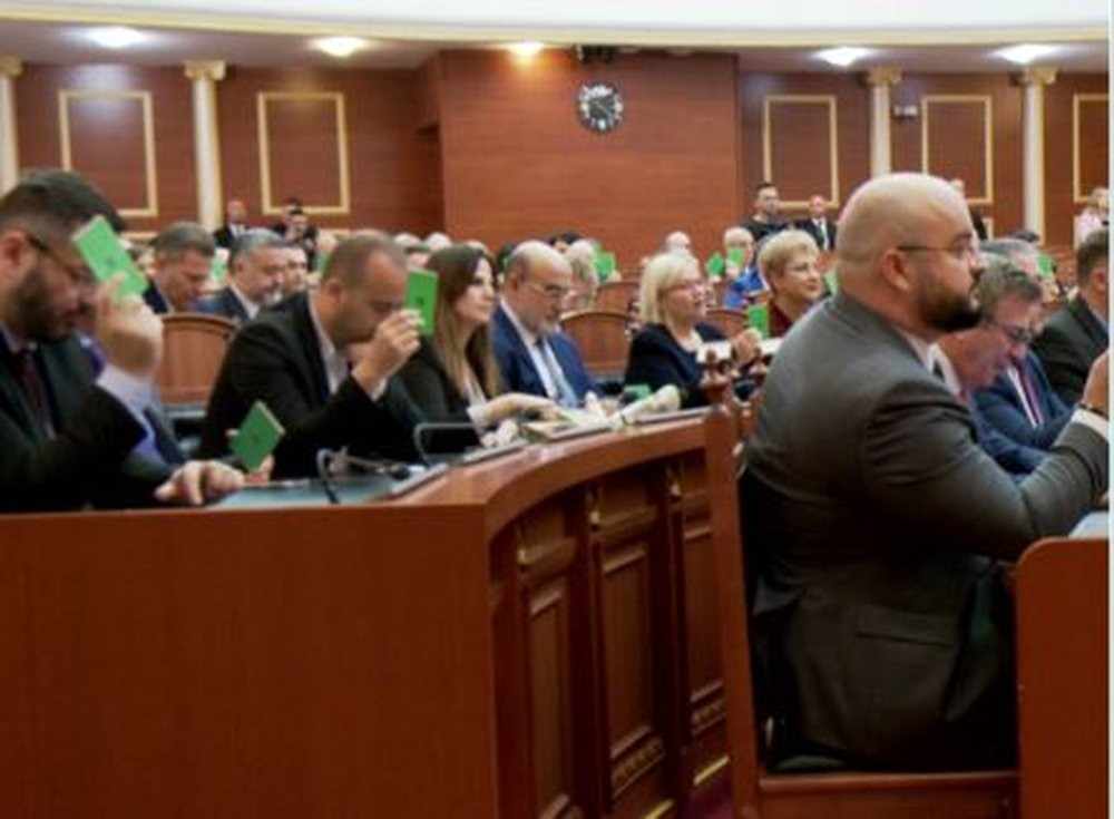 Mazhoranca voton projektligjin p&euml;r &ldquo;Investimet strategjike&rdquo; mes
