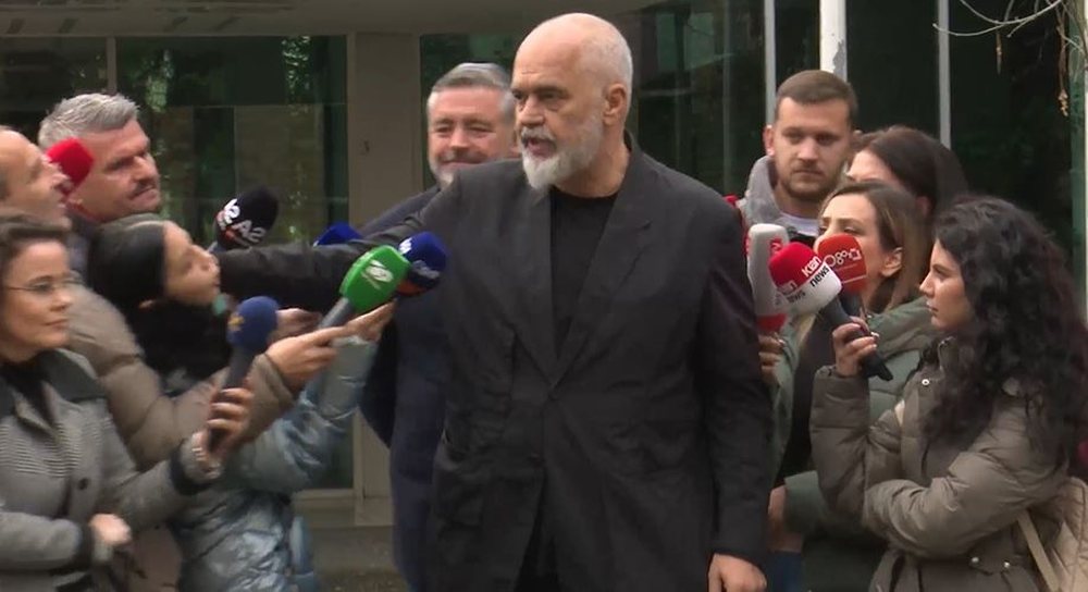 Incidenti me Ambrozia Met&euml;n/ Pyetjet q&euml; nxorr&euml;n nga kontrolli Edi