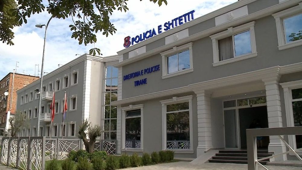 Grabitet argjendaria n&euml; Tiran&euml;, dyshohet se u vodh&euml;n bizhuteri me