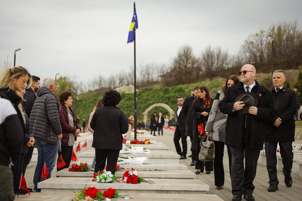 Ambasadori i SHBA: NATO-ja nd&euml;rhyri p&euml;r t&rsquo;i dh&euml;n&euml; fund