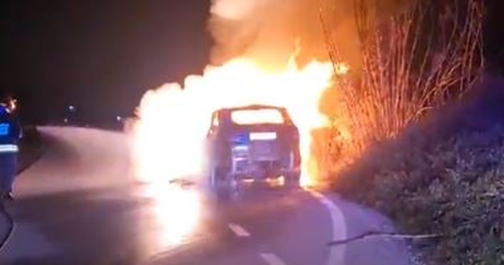 P&euml;rfshihet nga flak&euml;t nj&euml; automjet n&euml; aksin Fier-Seman