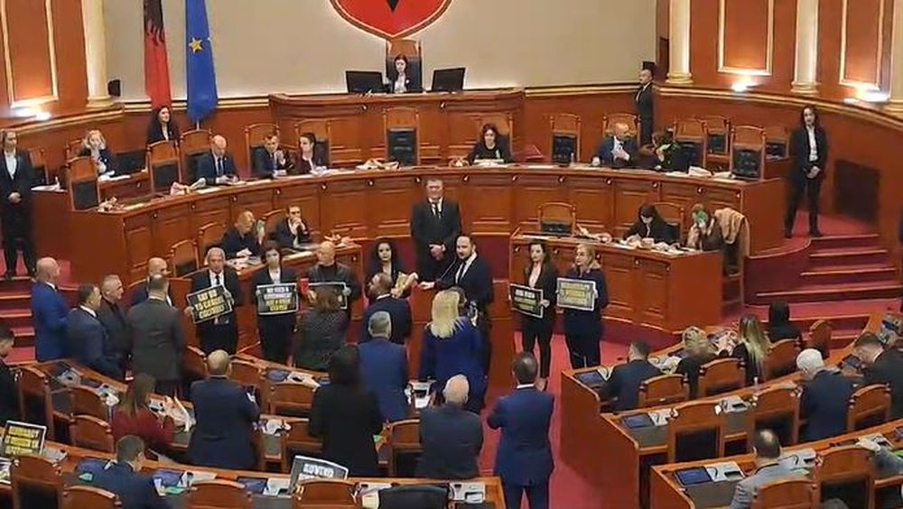 Kaos n&euml; parlament, opozita s&euml;rish n&euml; protest&euml;