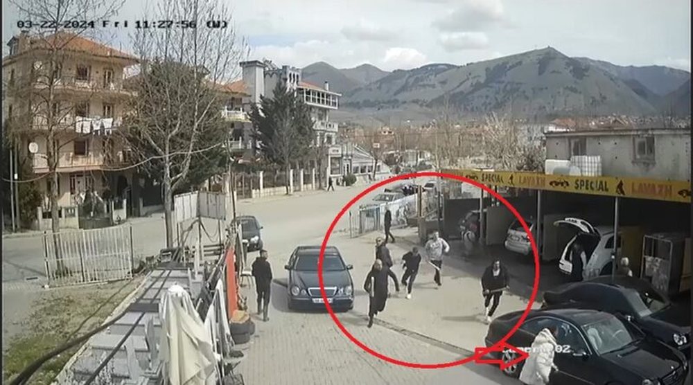 Rrah&euml;n me shkopinj bejsbolli dhe leva 30-vje&ccedil;arin,