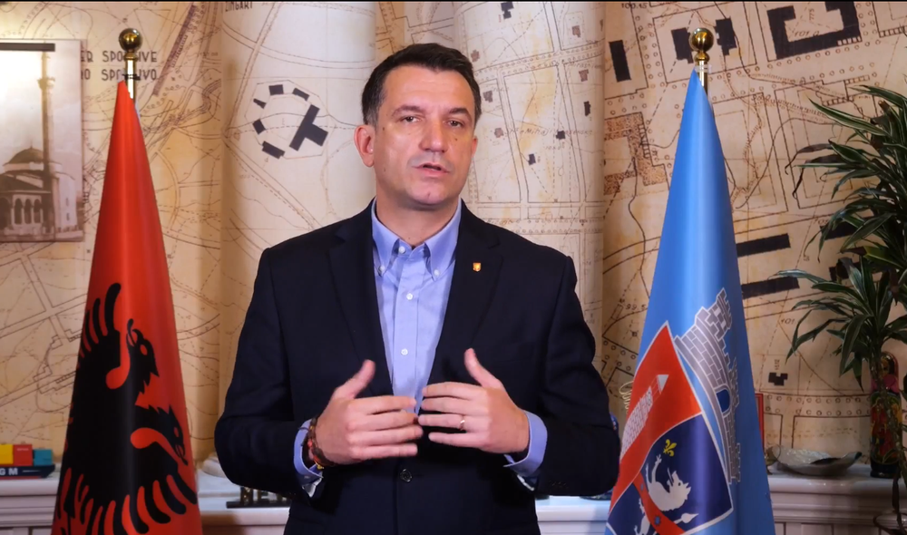 Shiheni p&euml;r zbavitje, Veliaj p&euml;rball&euml; kamer&euml;s s&euml;