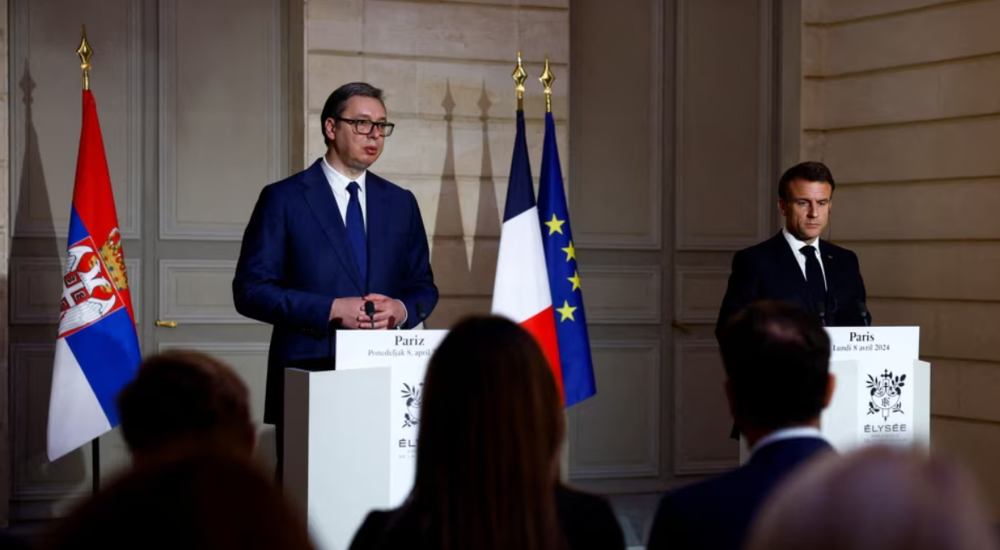 Vu&ccedil;i&ccedil; ankohet te Macron: Kosova s'ka b&euml;r&euml;