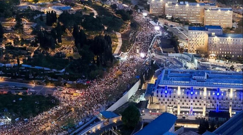 &ldquo;Bibi shko n&euml; sht&euml;pi&rdquo;/ Protestuesit rrug&euml;ve t&euml;