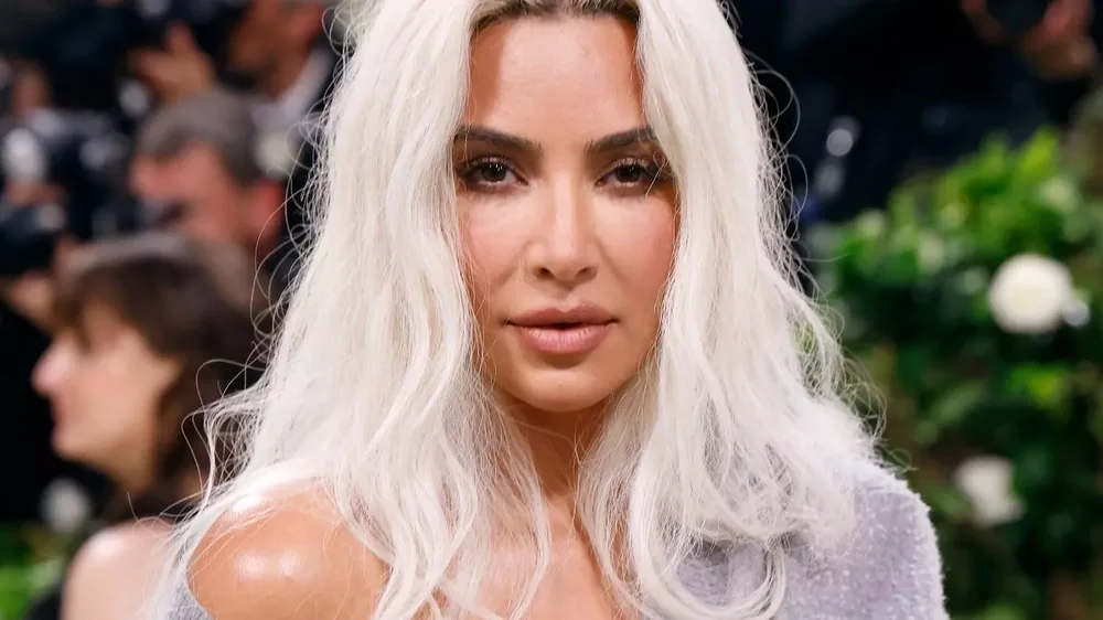Kim Kardashian akuzohet nga fansat p&euml;r nd&euml;rhyrje tek duart