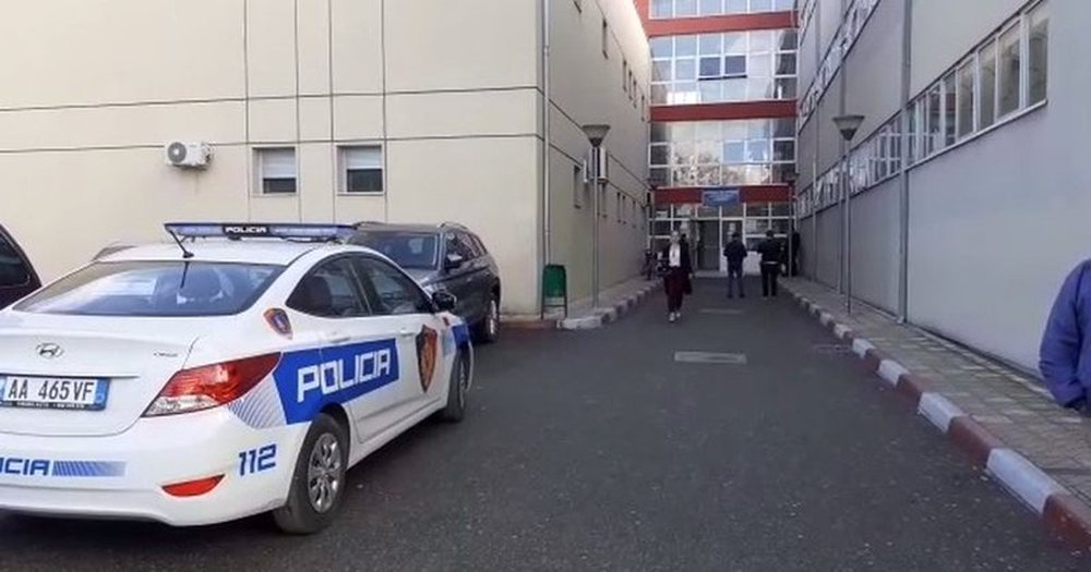 Elbasan, 27-vje&ccedil;ari thyen xhamin e dritares me grusht n&euml; gjendje
