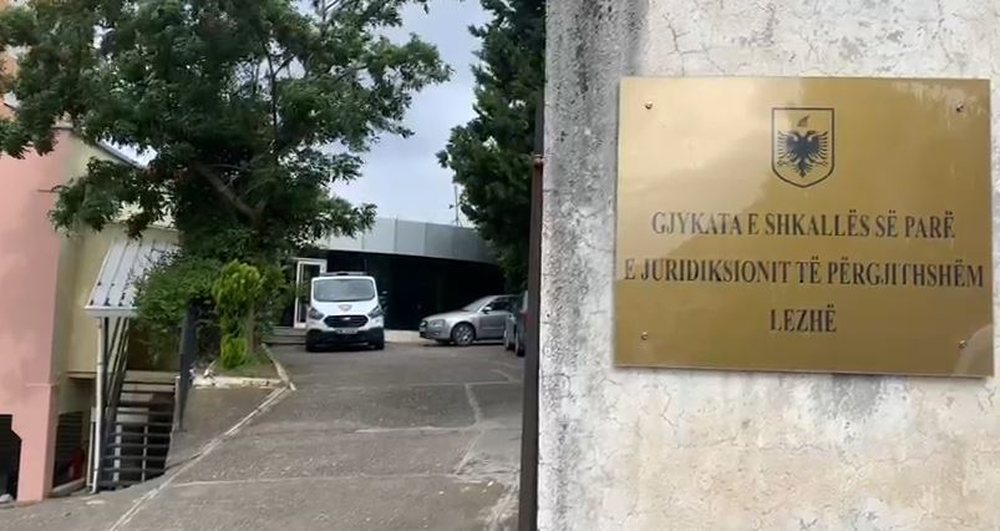 Vrau n&euml;n&euml;n me thik&euml;/ Gjykata vendos burg pa afat p&euml;r Arsen
