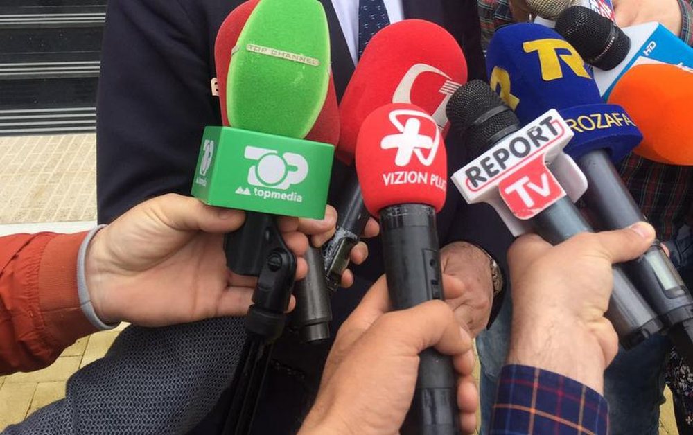Ambasadat: Sulmet ndaj medias s&euml; lir&euml; t&euml; pa justifikueshme