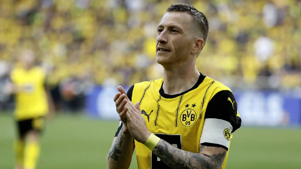 FOTO/ Reus i ofron nj&euml; birr&euml; tifoz&euml;ve t&euml; Borussia Dortmund:
