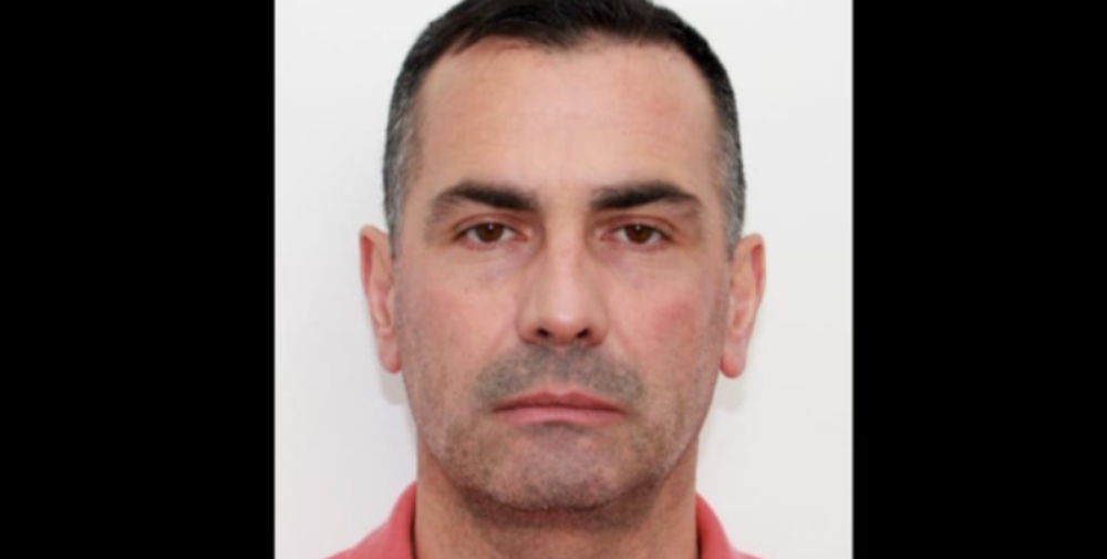Theu mas&euml;n arrest sht&euml;pie, shpallet n&euml; k&euml;rkim vras&euml;si i