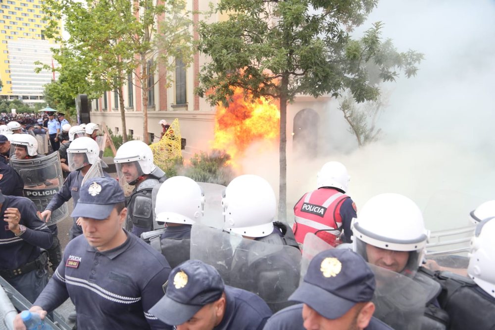 Rritet tensioni para Bashkis&euml; Tiran&euml;, hidhet s&euml;rish