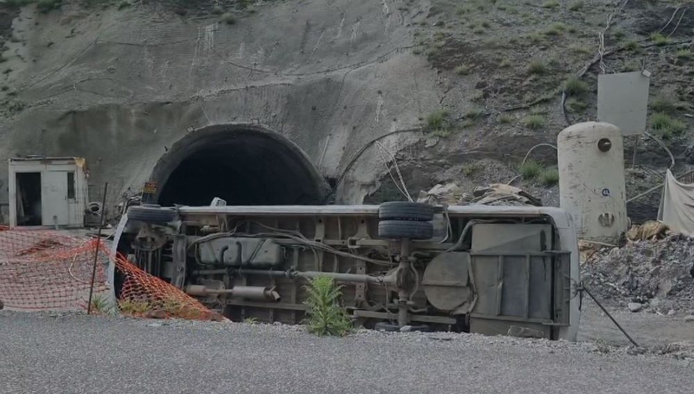 Furgoni i pasagjer&euml;ve p&euml;rmbyset n&euml; hyrje t&euml; tunelit t&euml;