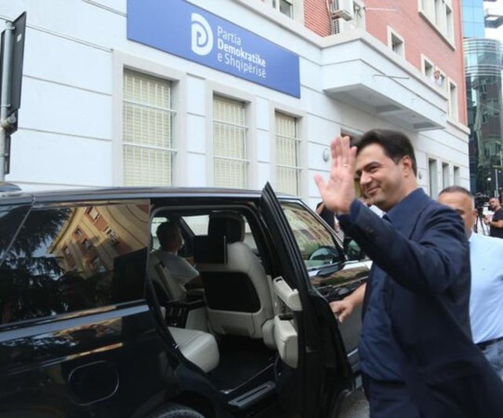 Mbi dy or&euml; mbledhje, Basha del dhe thot&euml; se do t&euml; vazhdojn&euml;